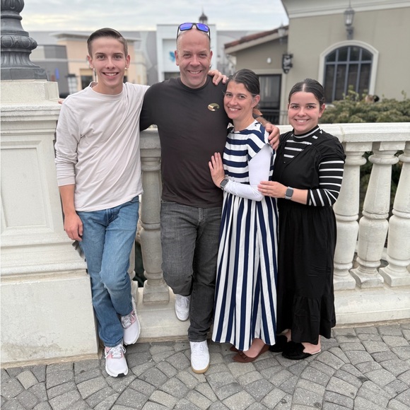 Meet your Posher, Laura - Picture 1 of 5